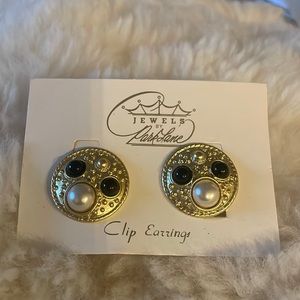 NWT VINTAGE PARK LANE GOLD, PEARL, & ONYX CLIP EARRINGS